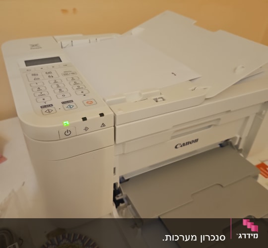 מדפסת קנון על שולחן עם ניירות